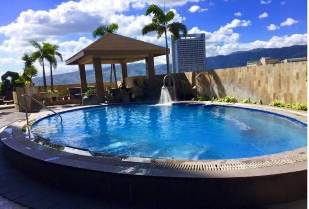 Huge & Vibrant 2 Bedroom Unit In Apartment *
