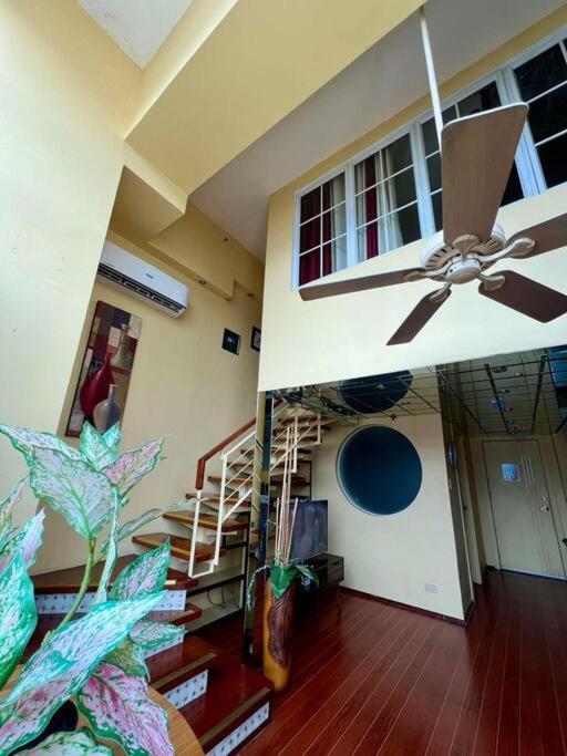 Huge & Vibrant 2 Bedroom Unit In Apartment *